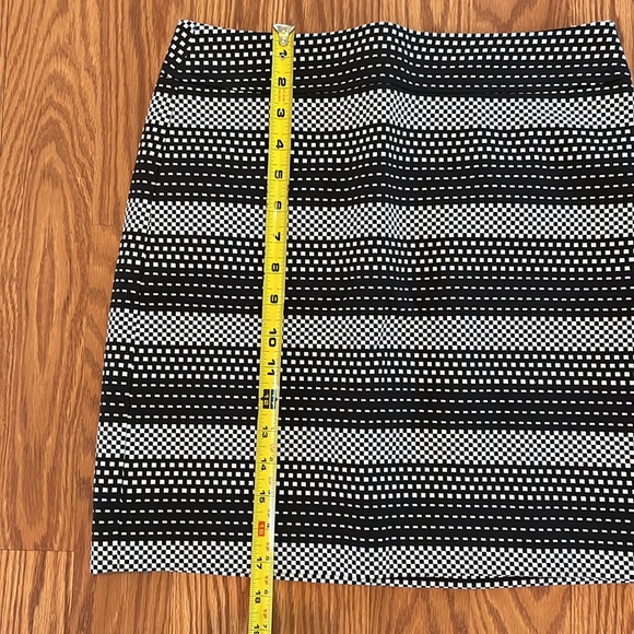 🆕 Ann Taylor LOFT Black and White Stripe Check Patterned Mini Skirt Size 2P - Picture 3 of 8